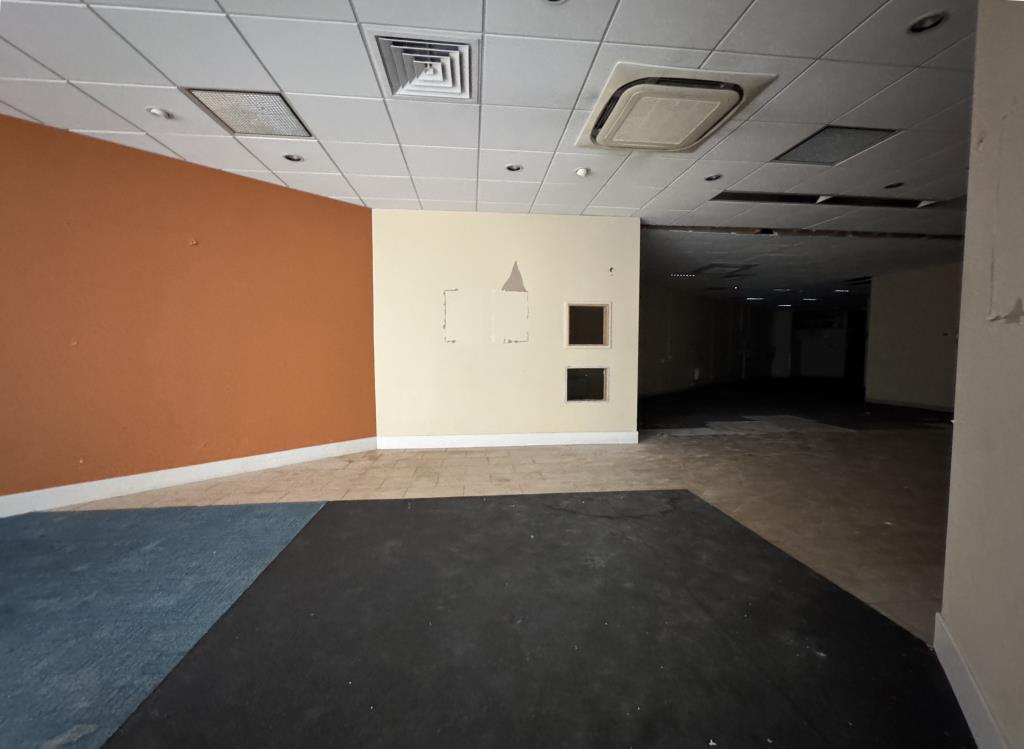 Lot: 85 - FORMER BANK PREMISES - Front of shop reception area